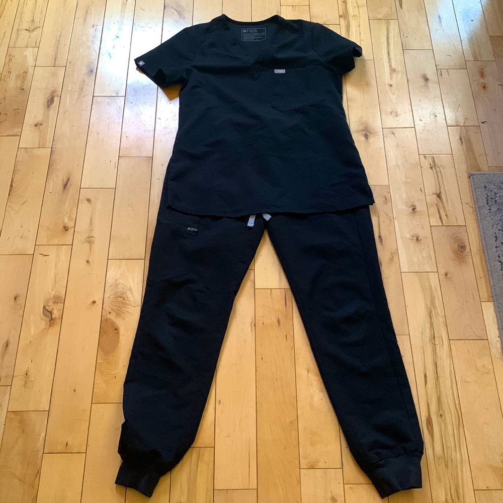 FIGS technical collection black scrub set (joggers)